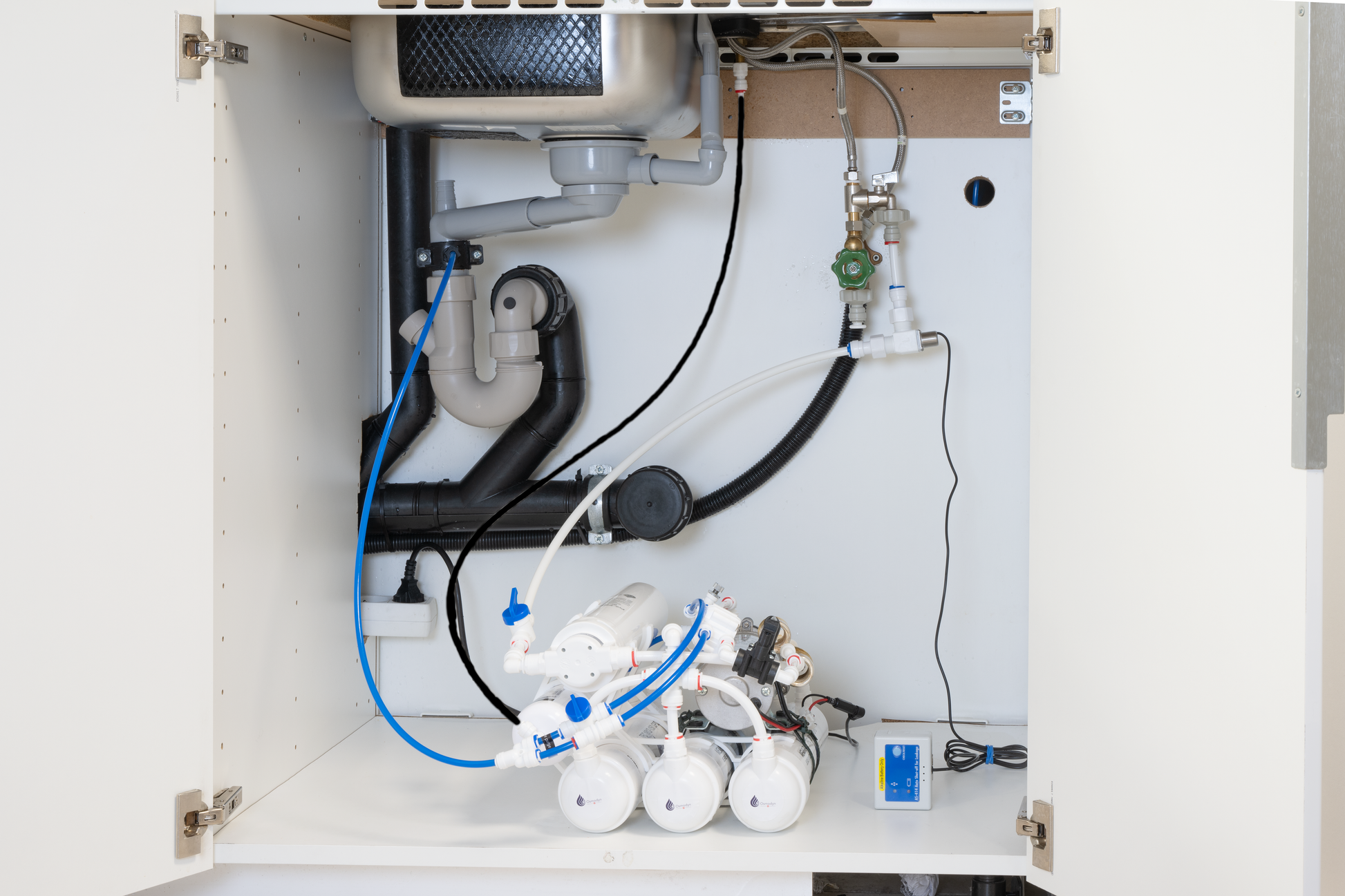 Installation sous évier de l’osmoseur Premium Osmodyn avec raccordements