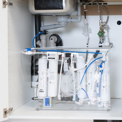 Installation sous évier de l’osmoseur Osmodyn Slim-Pure extra-plat, double vortex verre